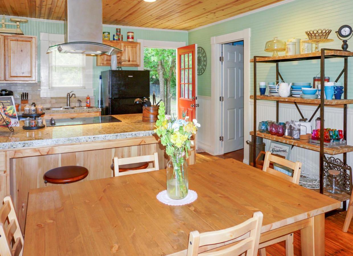 Bungalows On The Square- Unit 1 Wimberley Buitenkant foto