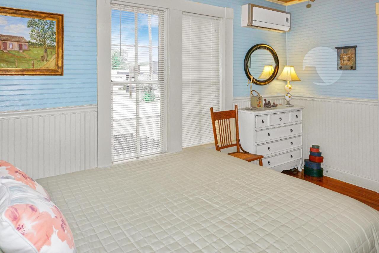 Bungalows On The Square- Unit 1 Wimberley Buitenkant foto