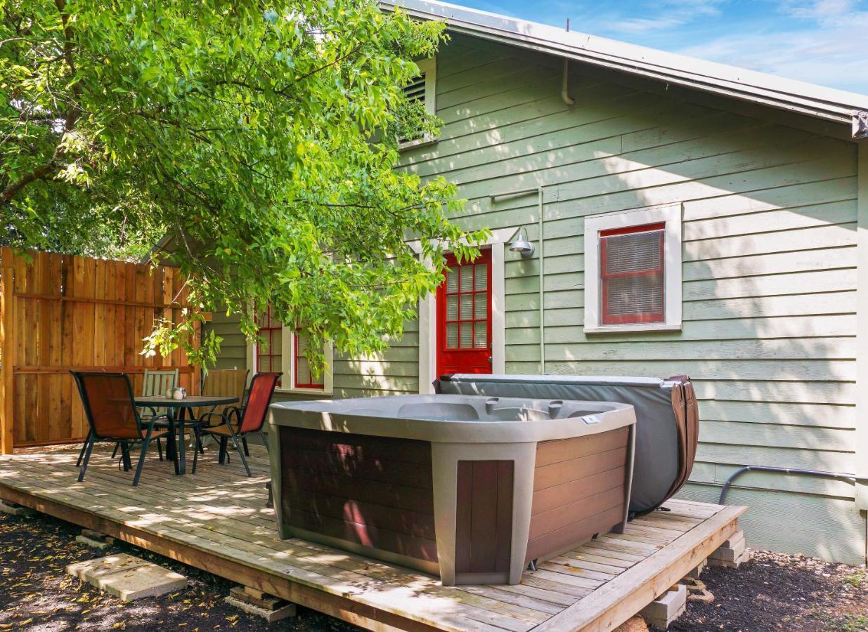 Bungalows On The Square- Unit 1 Wimberley Buitenkant foto